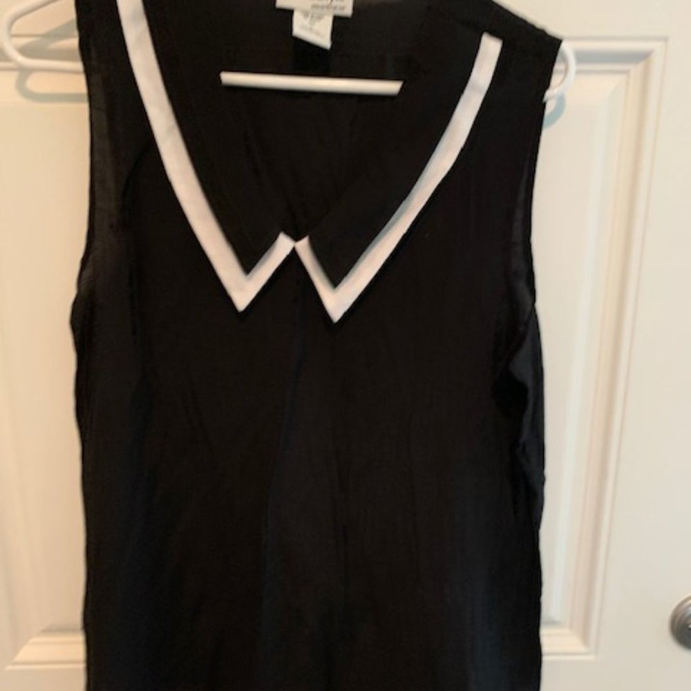 North Style Black Shirt White Collar Size L.